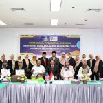 Diskusi Dosen UNU Kaltim dan UiTM Malaysia: Professional Intellectual Discourse Samarinda, 30 Agustus 2025 – Universitas Nahdlatul Ulama Kalimantan Timur (UNU Kaltim) kembali menunjukkan komitmennya dalam memperkuat jejaring internasional melalui kegiatan akademik. Pada hari Sabtu, 30 Agustus 2025, UNU Kaltim menyelenggarakan kegiatan diskusi dosen bertajuk "Professional Intellectual Discourse" bekerja sama dengan Universiti Teknologi MARA (UiTM) Malaysia. Kegiatan ini menghadirkan para dosen dari kedua perguruan tinggi untuk berbagi pandangan, pengetahuan, serta pengalaman dalam mengembangkan tradisi akademik yang profesional dan berwawasan global. Melalui forum intelektual ini, para peserta tidak hanya membahas isu-isu pendidikan tinggi, tetapi juga mendiskusikan peran akademisi dalam menghadapi tantangan zaman, khususnya di era transformasi digital dan globalisasi. Rektor UNU Kaltim dalam sambutannya menyampaikan bahwa kegiatan ini merupakan bagian dari upaya memperluas kolaborasi internasional serta membangun budaya akademik yang lebih terbuka. “Kami berharap kegiatan ini dapat menjadi wadah untuk memperkuat kerja sama akademik antarnegara, sekaligus meningkatkan kualitas dosen dalam mengembangkan keilmuan dan penelitian yang berdampak nyata bagi masyarakat,” ungkapnya. Sementara itu, perwakilan dari UiTM Malaysia menekankan pentingnya forum seperti ini sebagai sarana membangun jejaring intelektual lintas negara. UiTM melihat kolaborasi dengan UNU Kaltim sebagai peluang strategis untuk mengembangkan riset bersama, publikasi ilmiah, serta program pertukaran akademik di masa depan. Diskusi yang berlangsung interaktif ini menekankan beberapa poin penting, antara lain: Penguatan peran dosen sebagai academic leader di masyarakat. Pentingnya kolaborasi riset internasional dalam meningkatkan kualitas publikasi. Penerapan nilai-nilai profesionalisme dalam praktik akademik sehari-hari. Strategi menghadapi perubahan dunia pendidikan tinggi di era digital. Melalui kegiatan ini, UNU Kaltim menunjukkan langkah nyata dalam mendorong dosennya untuk aktif berpartisipasi di kancah global. Harapannya, kegiatan Professional Intellectual Discourse tidak hanya menjadi agenda sesaat, tetapi juga menjadi pintu pembuka bagi kerja sama berkelanjutan antara UNU Kaltim dan UiTM Malaysia.