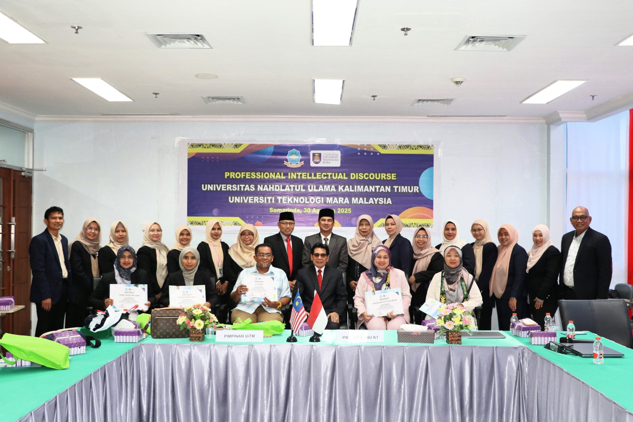 Diskusi Dosen UNU Kaltim dan UiTM Malaysia: Professional Intellectual Discourse Samarinda, 30 Agustus 2025 – Universitas Nahdlatul Ulama Kalimantan Timur (UNU Kaltim) kembali menunjukkan komitmennya dalam memperkuat jejaring internasional melalui kegiatan akademik. Pada hari Sabtu, 30 Agustus 2025, UNU Kaltim menyelenggarakan kegiatan diskusi dosen bertajuk "Professional Intellectual Discourse" bekerja sama dengan Universiti Teknologi MARA (UiTM) Malaysia. Kegiatan ini menghadirkan para dosen dari kedua perguruan tinggi untuk berbagi pandangan, pengetahuan, serta pengalaman dalam mengembangkan tradisi akademik yang profesional dan berwawasan global. Melalui forum intelektual ini, para peserta tidak hanya membahas isu-isu pendidikan tinggi, tetapi juga mendiskusikan peran akademisi dalam menghadapi tantangan zaman, khususnya di era transformasi digital dan globalisasi. Rektor UNU Kaltim dalam sambutannya menyampaikan bahwa kegiatan ini merupakan bagian dari upaya memperluas kolaborasi internasional serta membangun budaya akademik yang lebih terbuka. “Kami berharap kegiatan ini dapat menjadi wadah untuk memperkuat kerja sama akademik antarnegara, sekaligus meningkatkan kualitas dosen dalam mengembangkan keilmuan dan penelitian yang berdampak nyata bagi masyarakat,” ungkapnya. Sementara itu, perwakilan dari UiTM Malaysia menekankan pentingnya forum seperti ini sebagai sarana membangun jejaring intelektual lintas negara. UiTM melihat kolaborasi dengan UNU Kaltim sebagai peluang strategis untuk mengembangkan riset bersama, publikasi ilmiah, serta program pertukaran akademik di masa depan. Diskusi yang berlangsung interaktif ini menekankan beberapa poin penting, antara lain: Penguatan peran dosen sebagai academic leader di masyarakat. Pentingnya kolaborasi riset internasional dalam meningkatkan kualitas publikasi. Penerapan nilai-nilai profesionalisme dalam praktik akademik sehari-hari. Strategi menghadapi perubahan dunia pendidikan tinggi di era digital. Melalui kegiatan ini, UNU Kaltim menunjukkan langkah nyata dalam mendorong dosennya untuk aktif berpartisipasi di kancah global. Harapannya, kegiatan Professional Intellectual Discourse tidak hanya menjadi agenda sesaat, tetapi juga menjadi pintu pembuka bagi kerja sama berkelanjutan antara UNU Kaltim dan UiTM Malaysia.